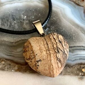 2404 Natural Polished Stone Heart Pendant Necklace